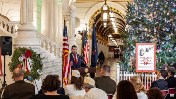 Robinson Honors Veterans, Families at Wreaths Across America Ceremony at State Capitol